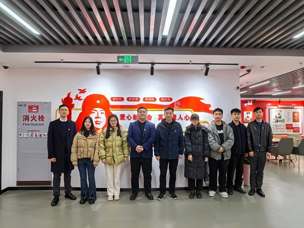 地产集团团支部开展“学雷锋”自愿效劳运动